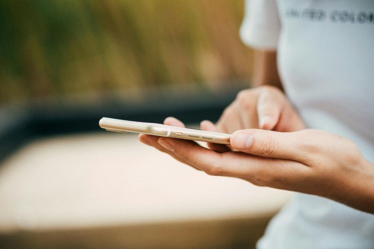 Sms vs email